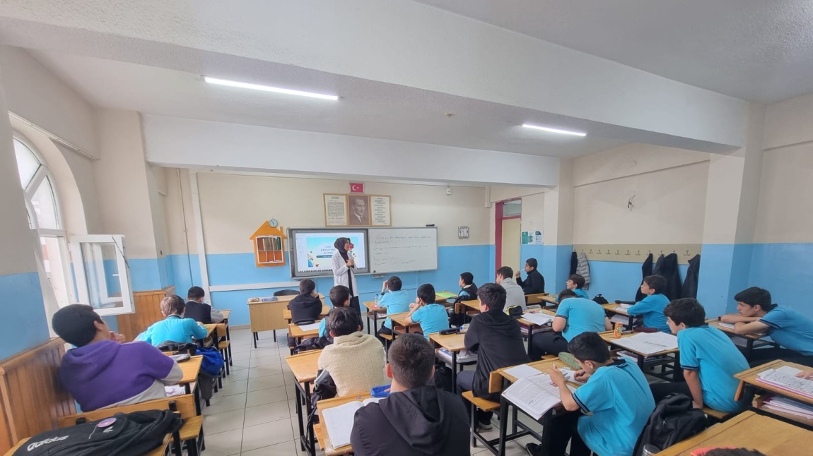 Güneysu İmam Hatip Ortaokulu'nda 8. Sınıf Öğrencilerine ve Velilerine Yönelik LGS Bilgilendirme Toplantısı Gerçekleştirildi